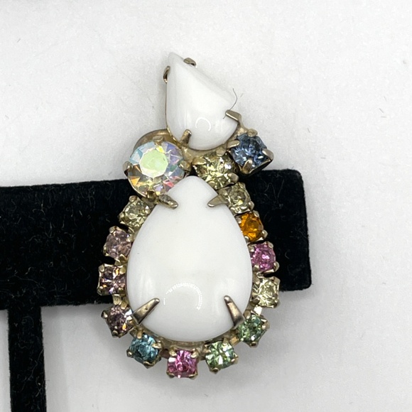 Vintage Unsigned Milk Glass Pastel Rhinestone Bracelet Clip-on Earrings Set - Picture 6 of 15